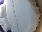 非常漂亮长发美女跟男朋友开房操 真是肤白貌美大长腿 还会口交 被男朋友压在身上猛操