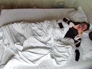 腿毛旺盛的大哥幽会少妇情人接电话时少妇使坏般上下耸动故意捣乱
