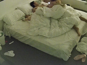 大学城花臂男带哺乳期的媳妇儿开房 媳妇儿在男人身边看手机自慰 因为生产胖了点 但脸型好看1