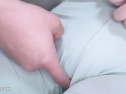 非常甜美的邻家水灵女孩，在家里练瑜伽，紧身瑜伽裤 翘着蜜臀，谁能顶得住啊！摸一摸就湿透了裤子！颜值非常高