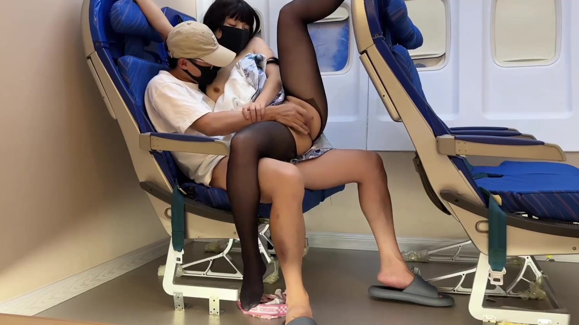 黑丝空姐！头等舱空姐被我在飞机上干，2000年干3次