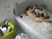 公寓酒店花臂男酒店猛操长发美女 还对着镜子自拍留念 还让美女换上女仆满足男人的淫癖 (2)