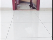 黑丝短裙高跟大长腿美女家政服务时被男房东勾引啪啪说：好爽,你太太什么时候回来,可不可以快点,怕她捉奸在床.