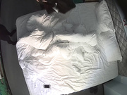 趣酒店水滴摄像头TP幸福屌丝男被年轻性欲强女友上位骑射爽完各自玩手机