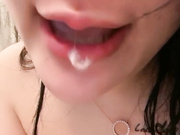 哥哥玩弄妹妹插淫穴尿道很会喷水